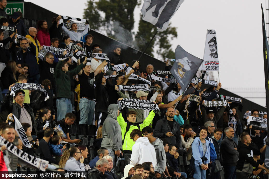 欧冠窗口期走向成谜，埃因霍温更衣室发声，信心回归，赛程密集仍需轮换(欧冠足球游戏版)